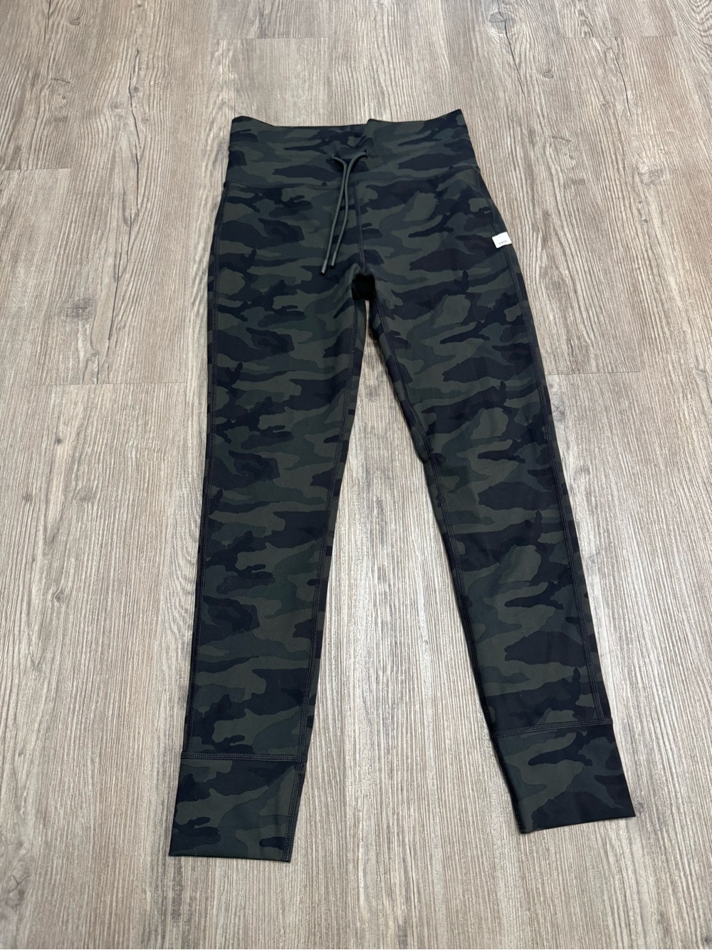 Vuori Daily Legging Medium in Green Black Camo